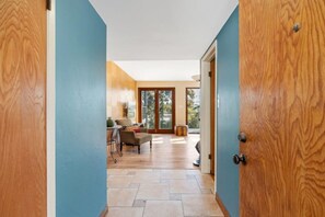 Interior - Mt Helix Delight 3-4br/2ba, with HUGE VIEW DECK & FIREPIT (Spring Valley)