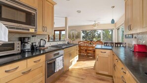 Coffee/tea maker, fridge, microwave, oven - Mt Helix Delight 3-4br/2ba, with HUGE VIEW DECK & FIREPIT (Spring Valley)