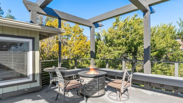Property grounds - Mt Helix Delight 3-4br/2ba, with HUGE VIEW DECK & FIREPIT (Spring Valley)