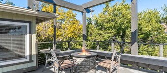 Mt Helix Delight 3-4br/2ba, with HUGE VIEW DECK & FIREPIT