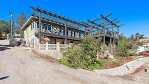 Exterior - Mt Helix Delight 3-4br/2ba, with HUGE VIEW DECK & FIREPIT (Spring Valley)
