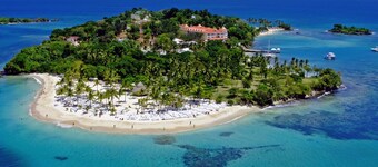 We are ON the ocean, high speed WIFI, Just 5 minutes to Las Galeras, Samana