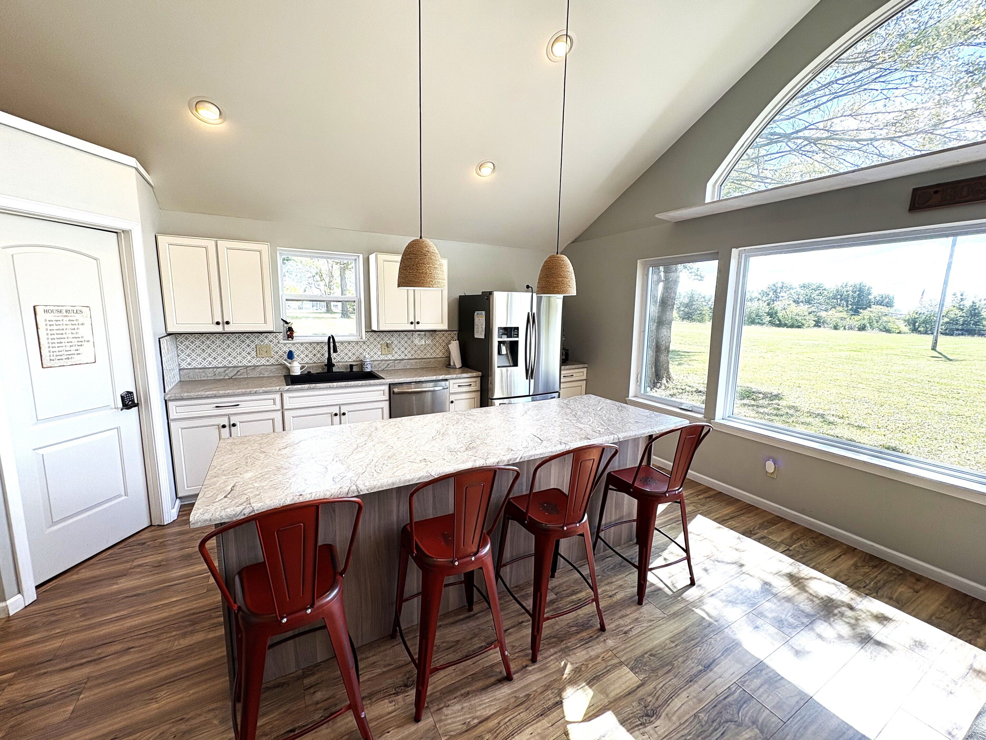 Jääkaappi, mikroaaltouuni, uuni, liesi