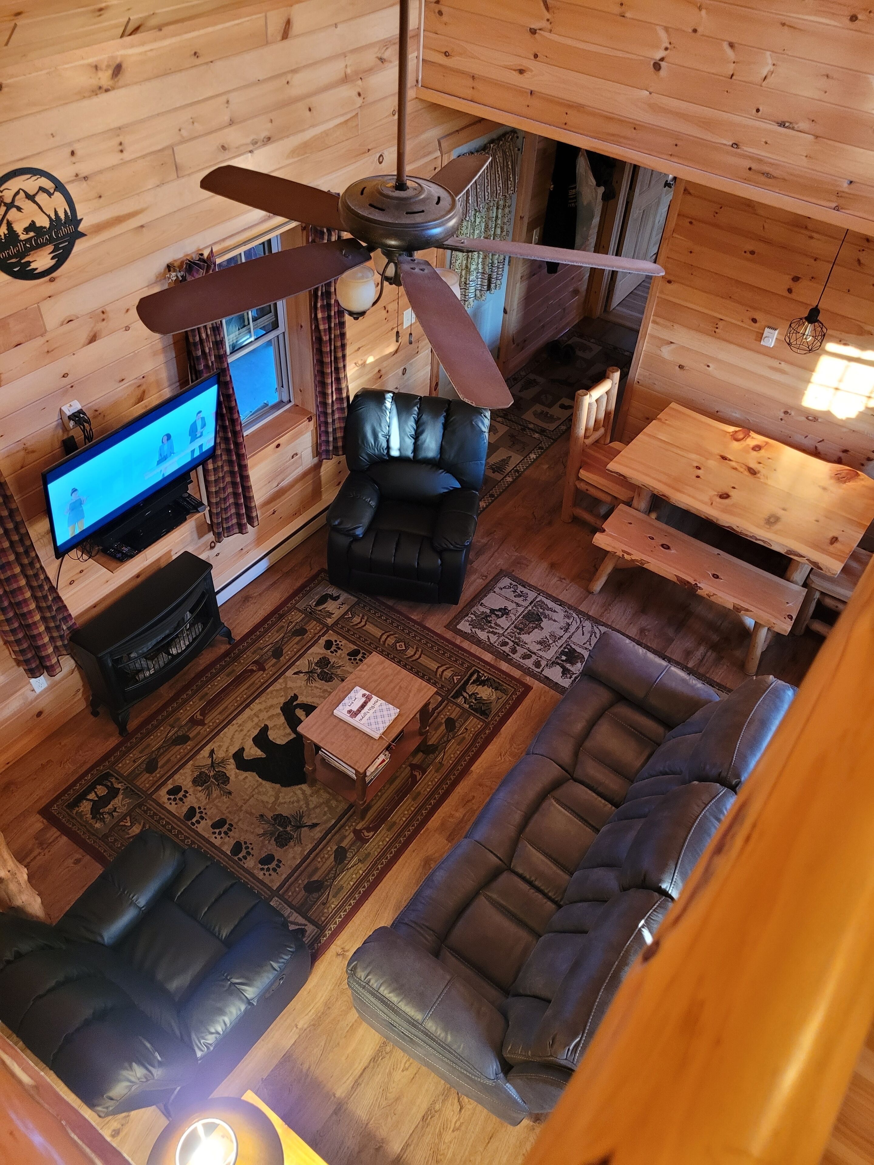 Smart TV, chimenea, reproductor de DVD y videoteca 