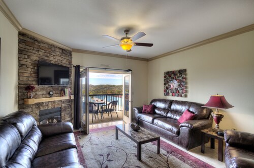 Laura's Mountain Blessing w/ Pools, Hot tub, Balcony & Arcade. 2 King & 1 Queen