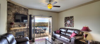 Laura's Mountain Blessing w/ Pools, Hot tub, Balcony & Arcade. 2 King & 1 Queen