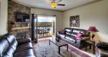 Laura's Mountain Blessing w/ Pools, Hot tub, Balcony & Arcade. 2 King & 1 Queen