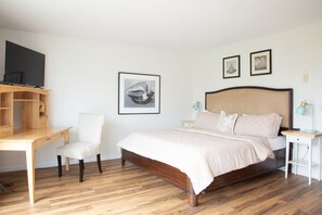 2 slaapkamers, een bureau, een strijkplank/strijkijzer, reisbedje