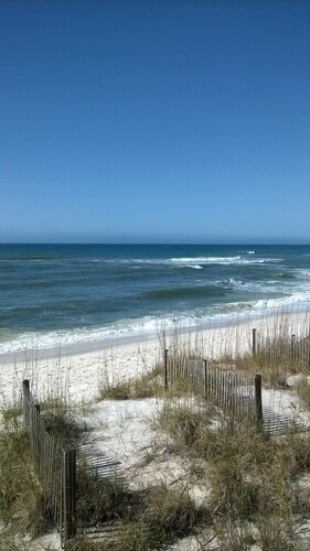 Our Beach Home/Gulf Front complex/Heated Pool in pool season /Private beach 