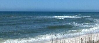 Our Beach Home/Gulf Front complex/Heated Pool in pool season /Private beach 