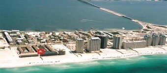 Our Beach Home/Gulf Front complex/Heated Pool in pool season /Private beach 