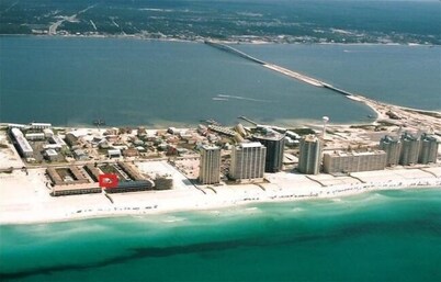 Our Beach Home/Gulf Front complex/Heated Pool in pool season /Private beach 