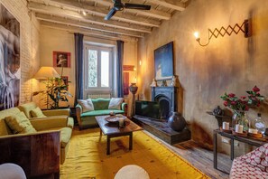 TV connectée, cheminée, livres