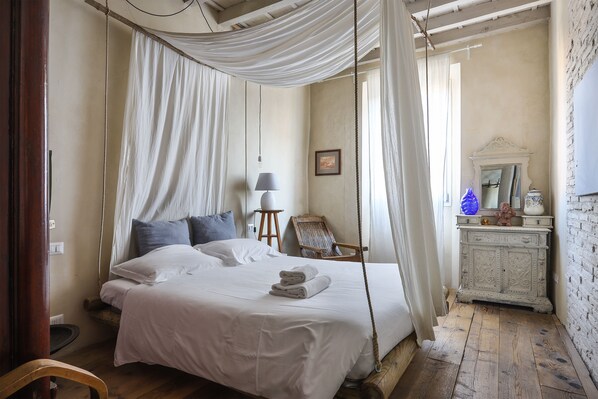 2 chambres, coffres-forts dans les chambres, bureau