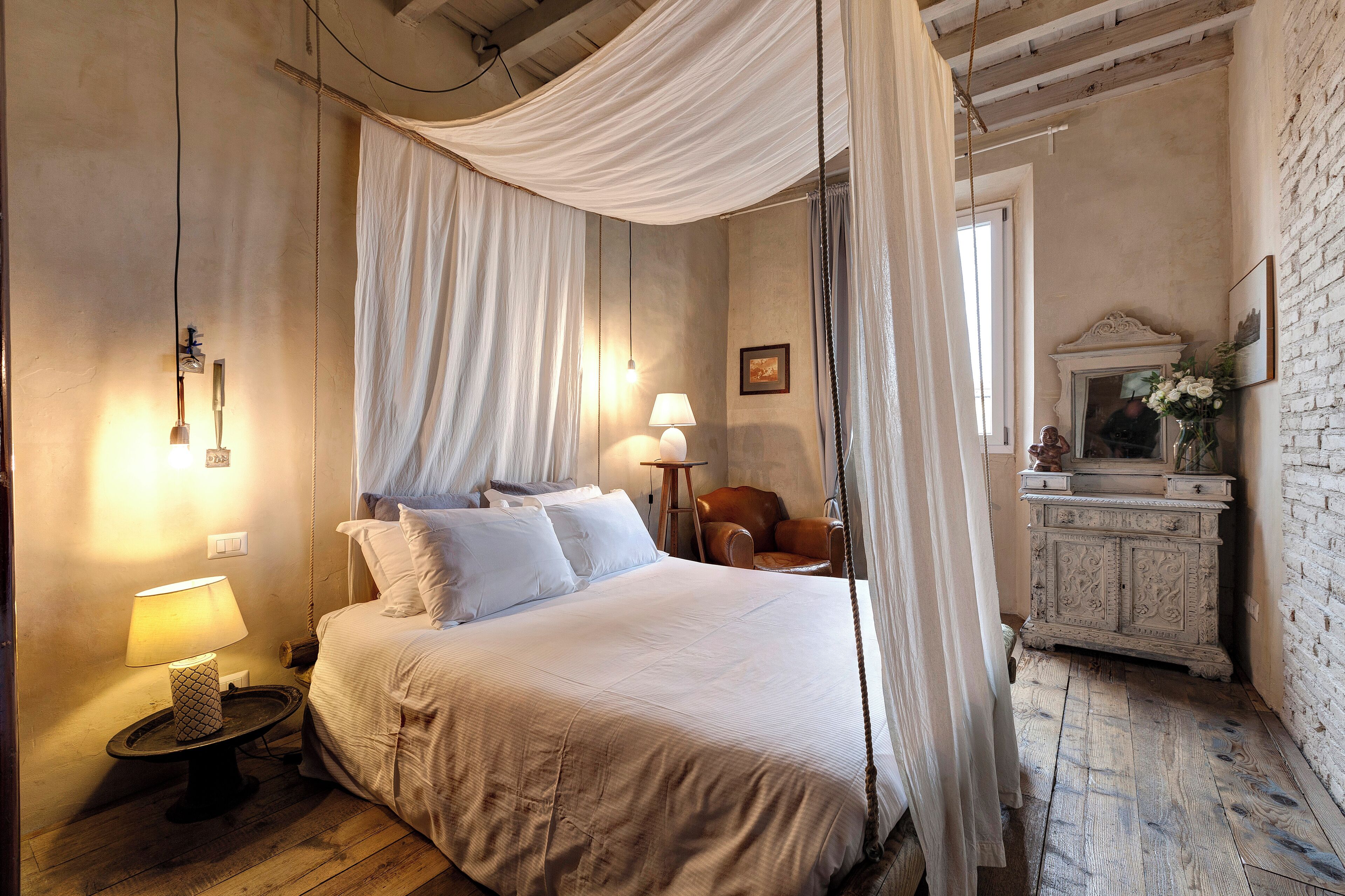 2 chambres, coffres-forts dans les chambres, bureau