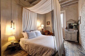 2 chambres, coffres-forts dans les chambres, bureau