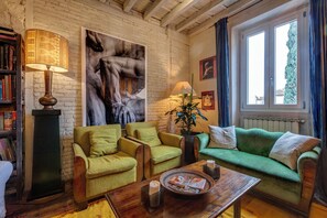 Smart TV, caminetto, libri