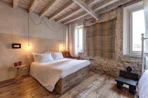 2 bedrooms, in-room safe, desk, iron/ironing board
