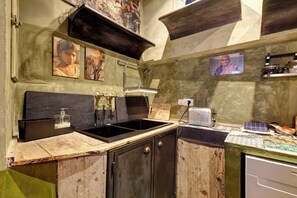 Fridge, microwave, stovetop, dishwasher