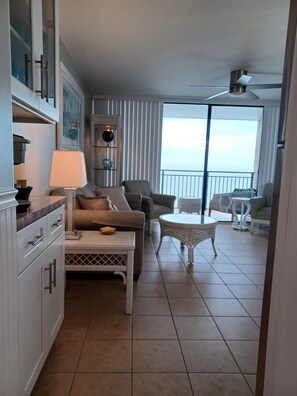 Smart TV, DVD player, books - GREAT FOR COUPLES
BREATHTAKING OCEAN VIEW FROM BALCONY SPA SHOWER KGBED 65"TV (Myrtle Beach)