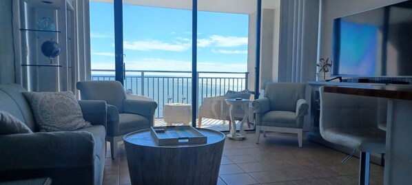Smart TV, DVD player, books - GREAT FOR COUPLES
BREATHTAKING OCEAN VIEW FROM BALCONY SPA SHOWER KGBED 65"TV (Myrtle Beach)