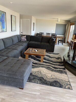 Televisor intel·ligent, llar de foc i reproductor de DVD 