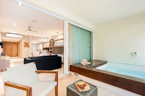 4 chambres, bureau, fer et planche à repasser, lit de bébé portatif