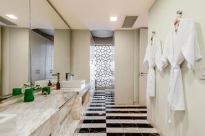 Tina, secadora de cabello, toallas 