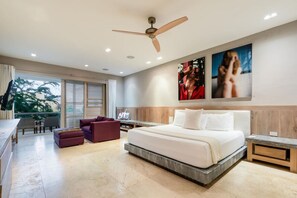 4 Schlafzimmer, Schreibtisch, Bügeleisen/Bügelbrett, Reisekinderbett