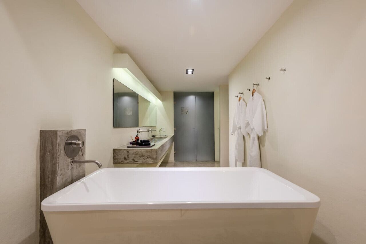 Suite 3 bathroom