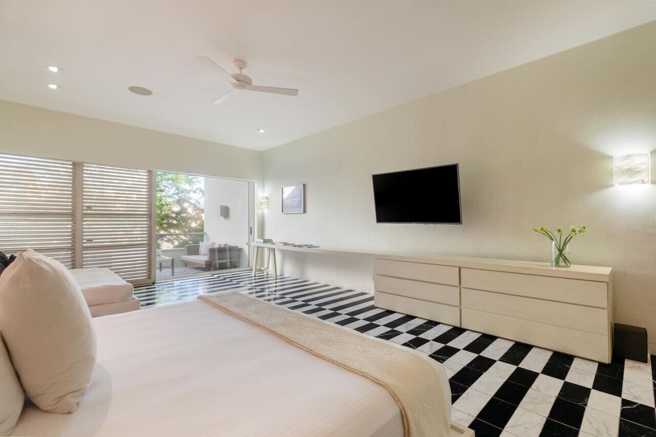 4 bedrooms, desk, iron/ironing board, travel crib