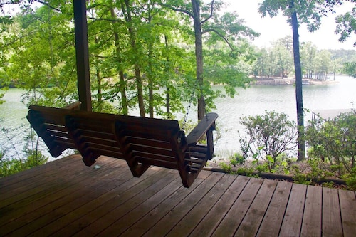 Lakehouse on private lake!