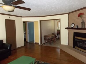 Smart TV, fireplace, DVD player, books - Bike/hike/play! 1/2 mile to Pisgah Nat'l Forest, 7 miles to DuPont. Clean&close (Brevard)