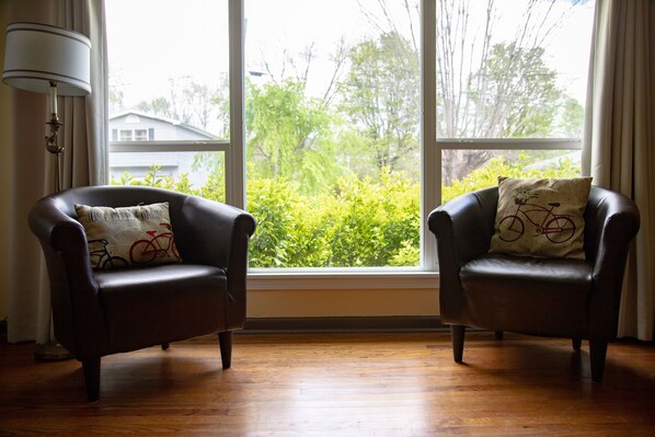 Smart TV, fireplace, DVD player, books - Bike/hike/play! 1/2 mile to Pisgah Nat'l Forest, 7 miles to DuPont. Clean&close (Brevard)