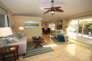 Smart-TV, DVD-spiller, bøker og stereoanlegg