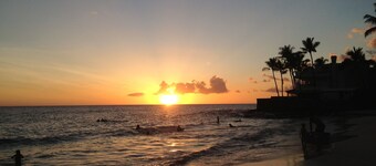 Magic Sands Home, Steps From The Beach! Air Conditioned!