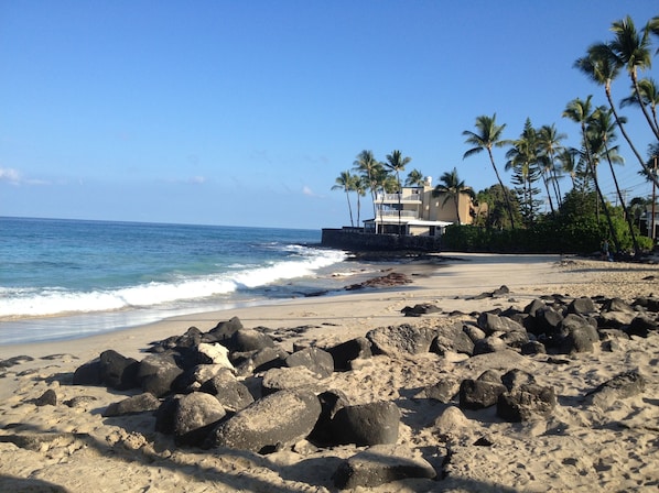 Nær stranden, solsenger og strandhåndklær