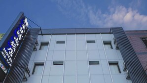 A modern hotel with a clean facade, multiple windows, and a well-lit entrance. - Mei Ti Hotel (Taoyuan City)