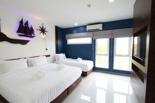 Escritorio, cortinas blackout, sistema de insonorización y wifi gratis 