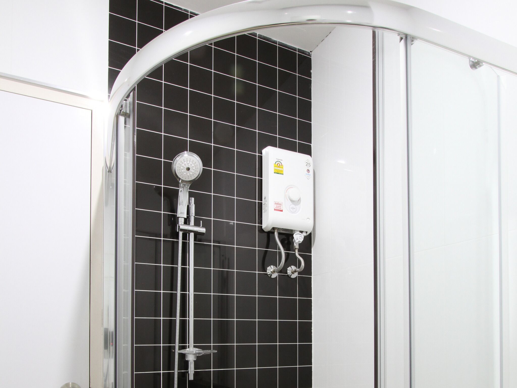 shower, rainfall showerhead, free toiletries, towels