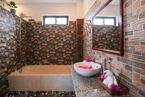 Shower, free toiletries, hair dryer, slippers - Thanh Tay Homestay Hoi An (Da Nang)