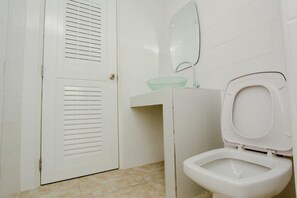 Douche, articles de toilette gratuits, sèche-cheveux