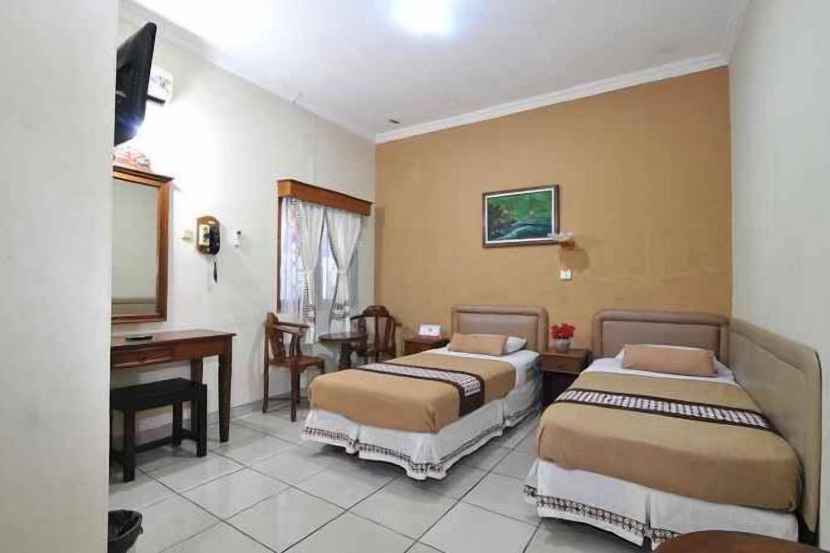 Desk, rollaway beds, free WiFi