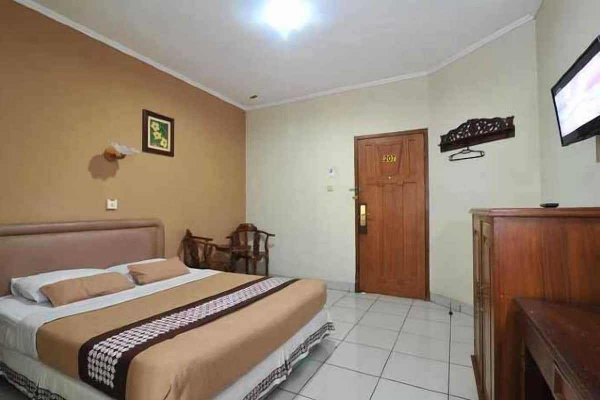 Desk, rollaway beds, free WiFi