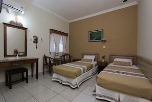 Desk, rollaway beds, free WiFi - Hotel Mataram Malioboro (Yogyakarta)