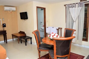 Quadruple Room | Living room - Hotel Mataram 2 Malioboro (Yogyakarta)