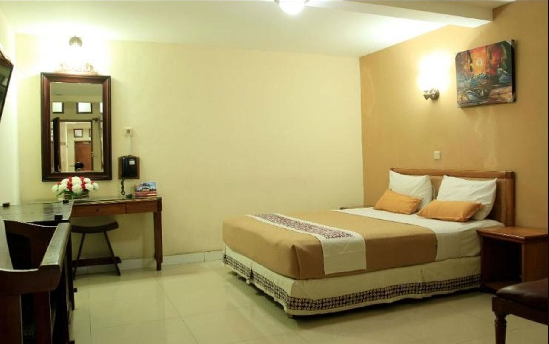 Bàn, phòng cách âm, giường gấp/giường phụ (phụ phí) 