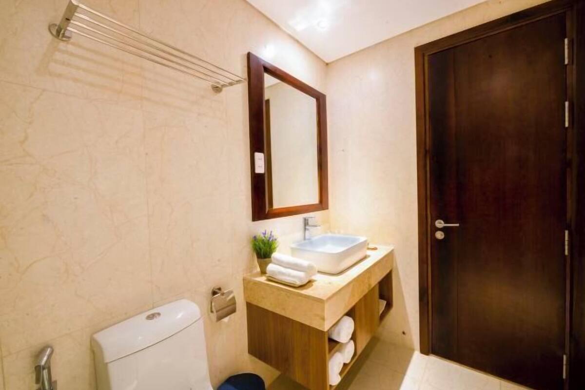 Badezimmer | Dusche, kostenlose Toilettenartikel, Haartrockner, Bademäntel