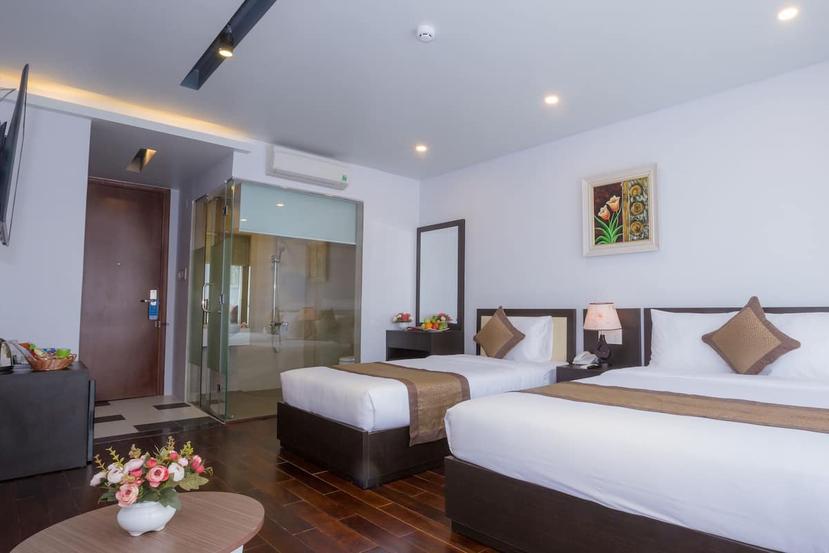 Deluxe Triple Room, Balcony, City View | 1 bedroom, minibar, in-room safe, desk