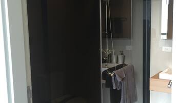 2 Bedroom Apartment | Bathroom shower